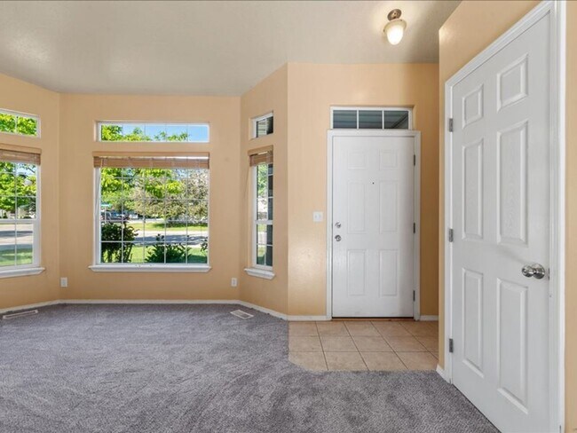 Foto del edificio - 3 Bedroom 2.5 Bathroom Home in Southwest B...