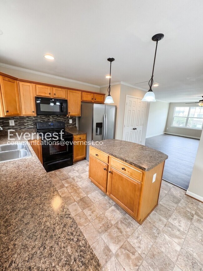 Building Photo - 4-Bed/ 4-Bath Town Home/Available Now!