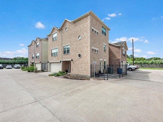 Building Photo - 11603 Main Maple Dr