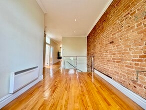Building Photo - 756 Av Atwater