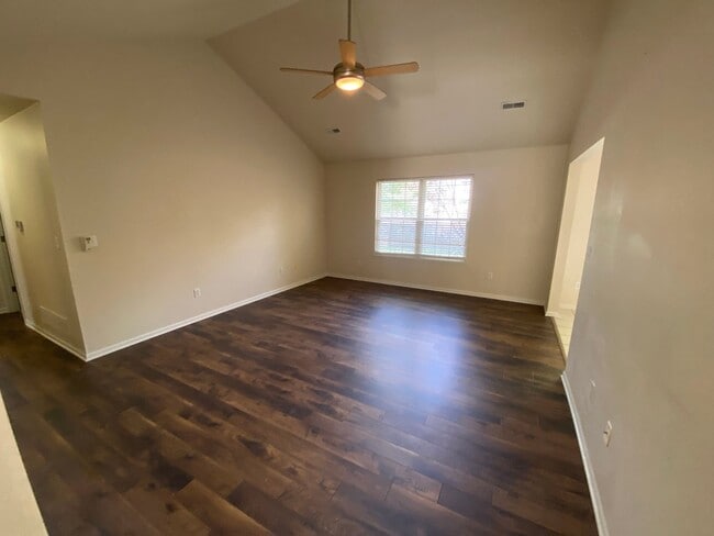 Building Photo - 3BR/2BA $1,800/MO - AVAILABLE 11/1/25
