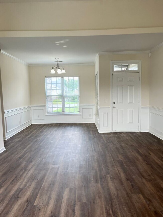 Foto del edificio - 3 Bedroom, 1 bath, with fenced in backyard...