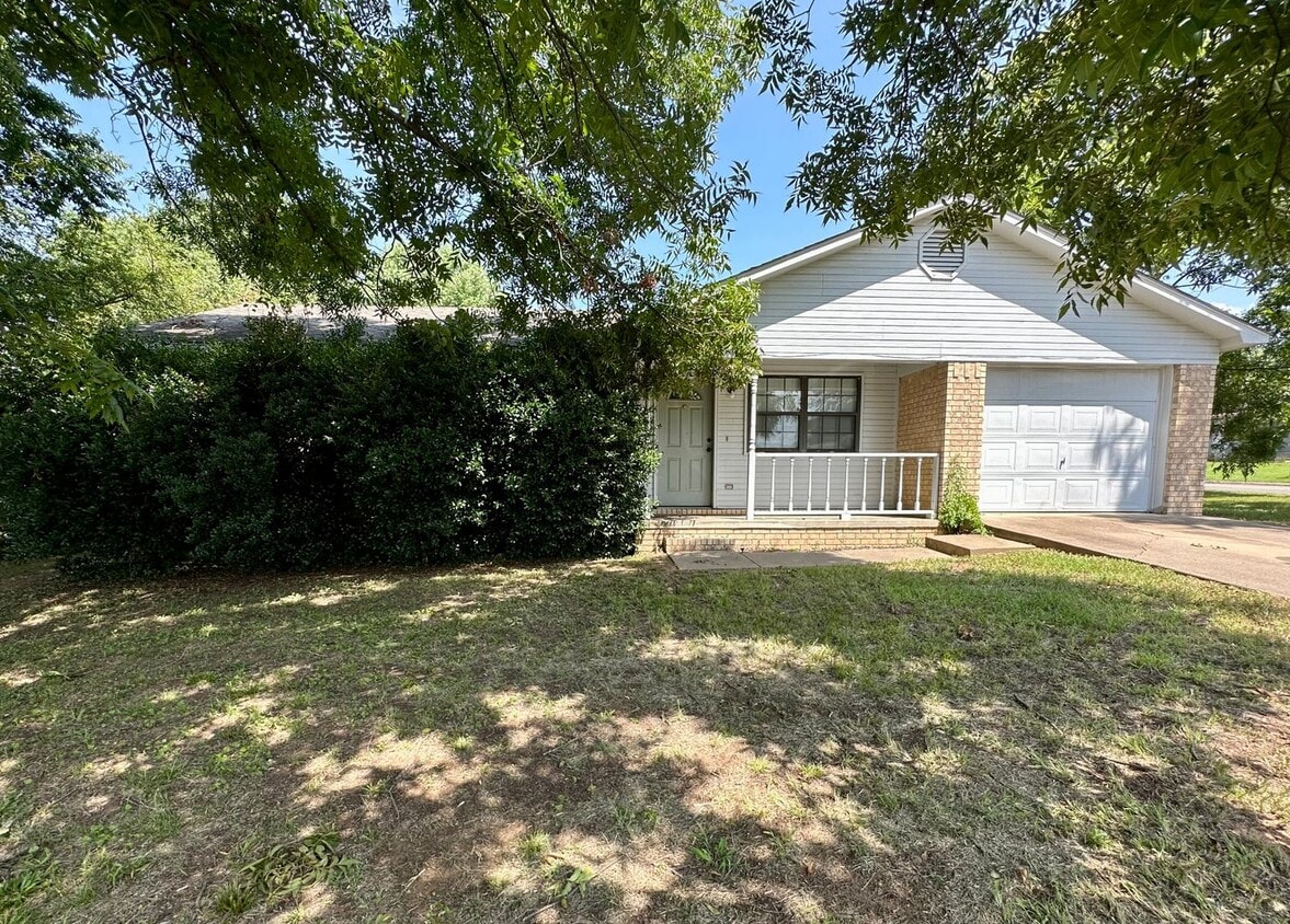 Primary Photo - Come take a look at this 3-bedroom 1.5-bat...