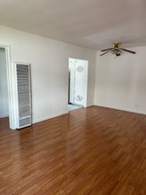 Building Photo - 1828 N Kingsley Dr