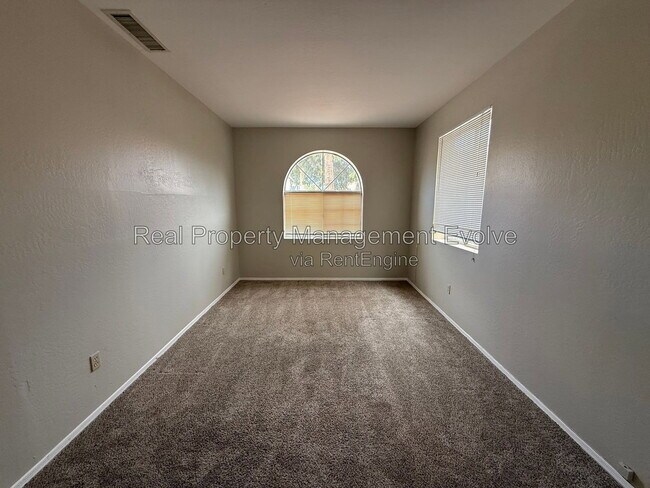 Building Photo - 3725 E Taro Ln