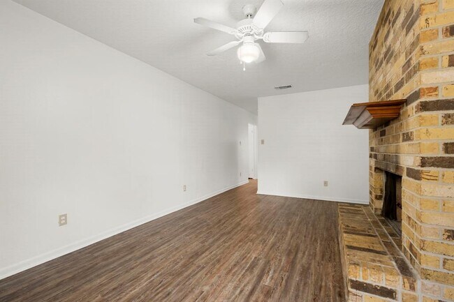 Building Photo - 3004 Manor Ln