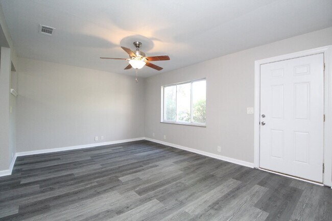 Building Photo - Central Pensacola Gem: Renovated 2BR/1BA D...