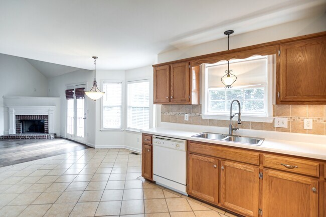 Building Photo - 1105 McDonough Cir