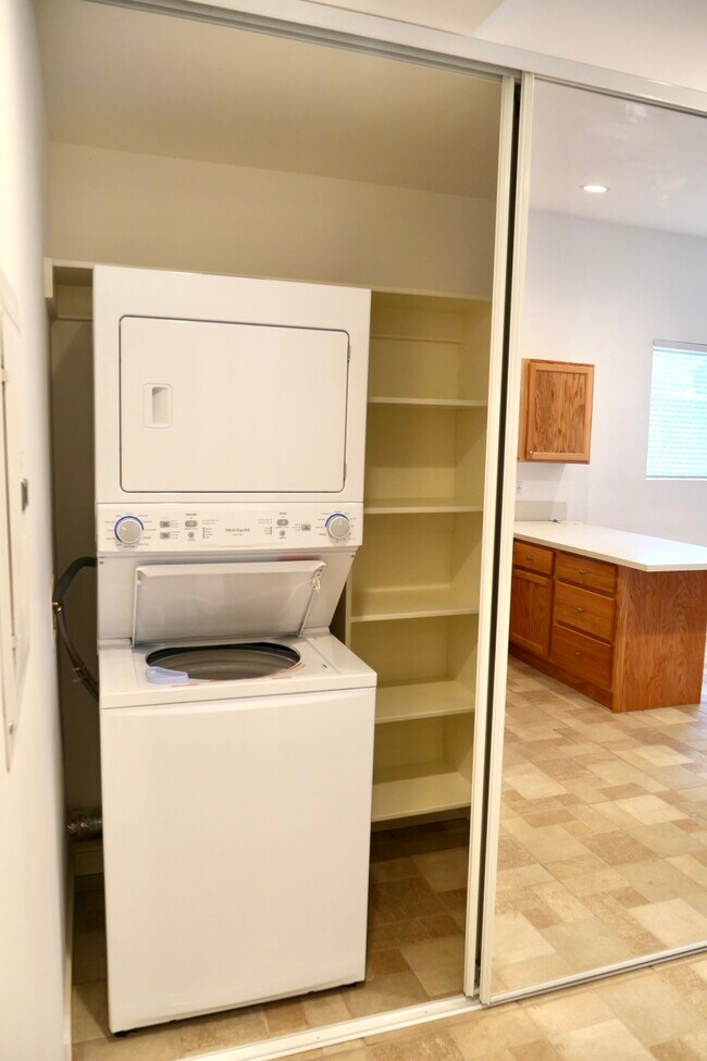 Building Photo - 9759 Lemona Ave