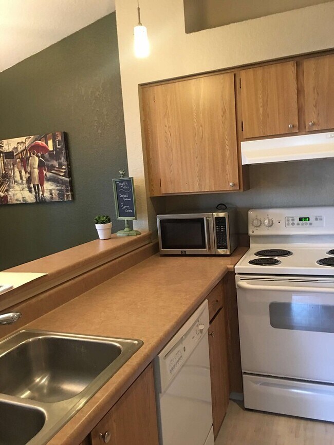 Amplia cocina ideal para recibir invitados. - 1700 W Sunn Fjord Ln