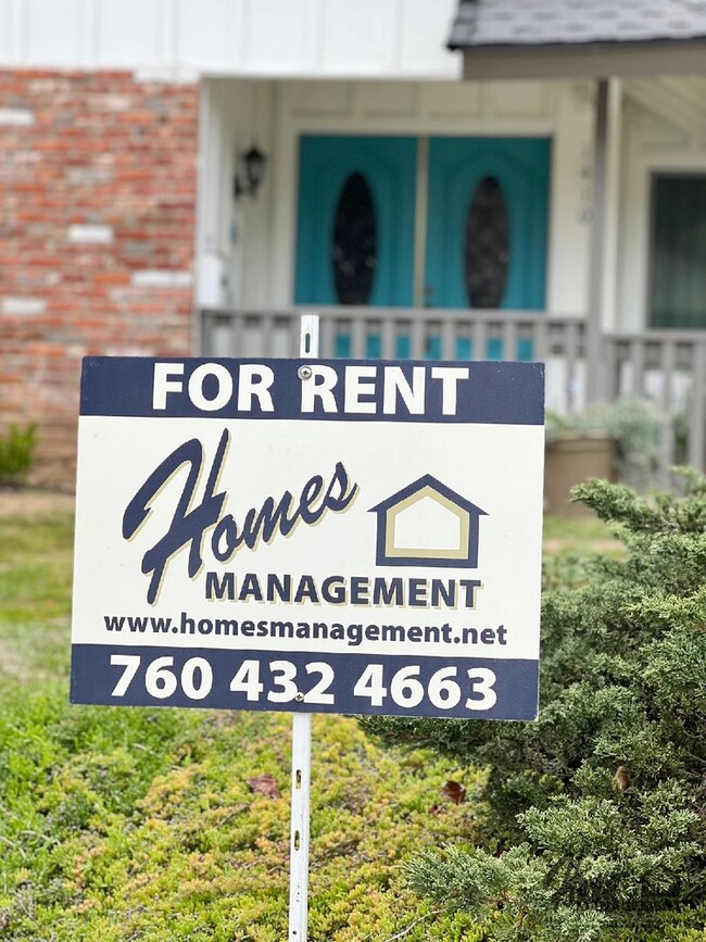 Building Photo - Homes Management - 3 bed, 2 bath home off Oak Hill