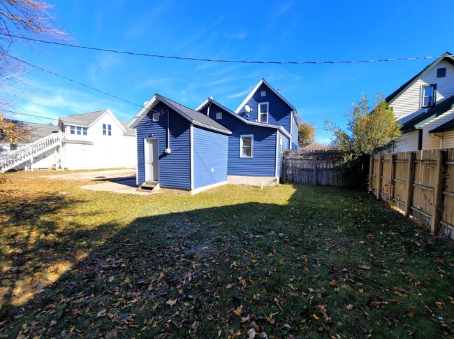 Building Photo - Large 3 Bedroom Southside Holland