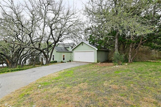 Building Photo - 806 Presa Arriba Rd