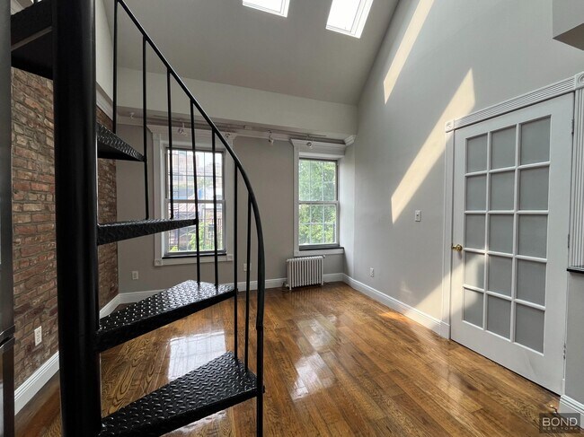 Foto del edificio - 350 W 21st St