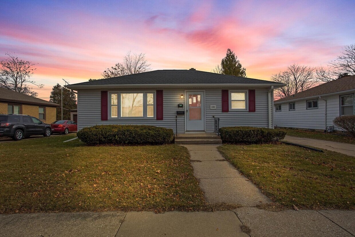 Primary Photo - 2301 Summit Ave