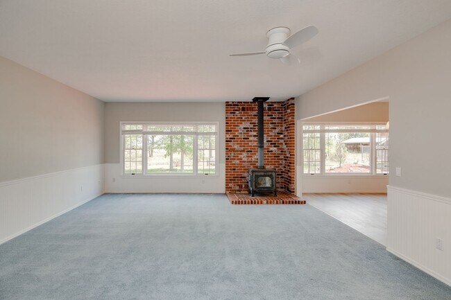 Foto del edificio - 3 Bedroom Farm House For Rent