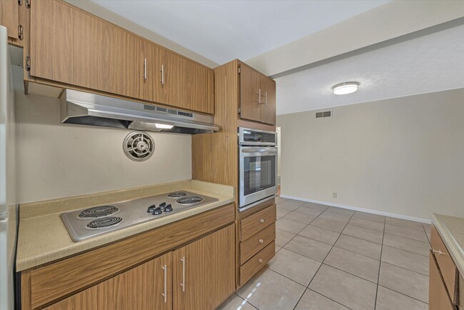 Building Photo - 2617 Barcells Ave