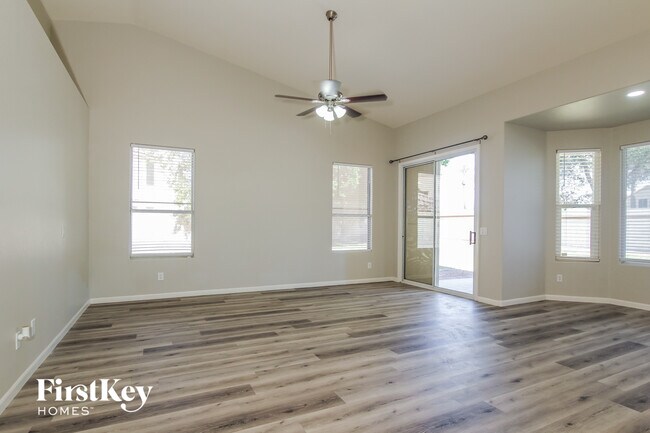 Foto del edificio - 3949 N 111th Dr