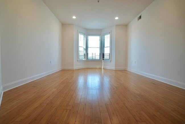 Building Photo - 5 Monitor St