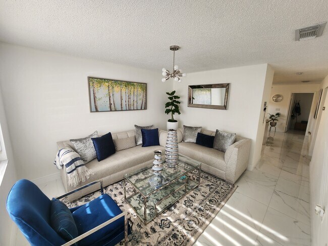 Foto del edificio - 1285 W 39th Pl