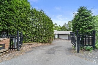 Building Photo - 743 Chemin des Pins E