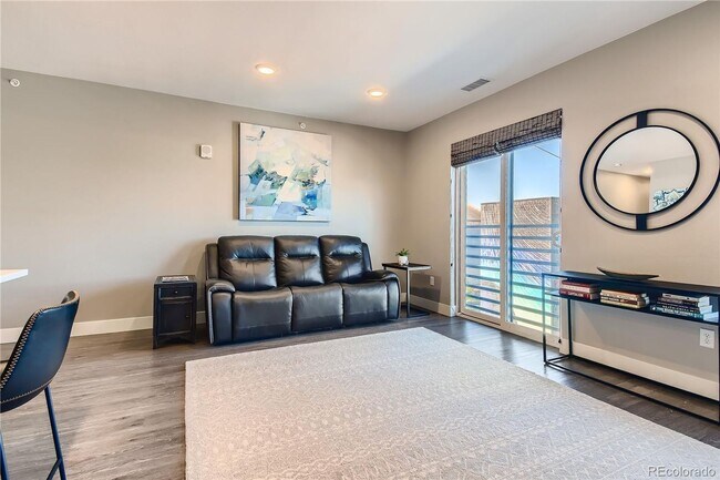 Foto del edificio - Incredible 1 bedroom Condo right across fr...