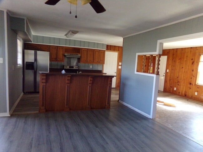 Photo - 221 Maple St House