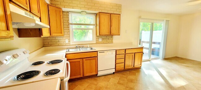 Cocina muy amplia - 5205 N Montclair Ave