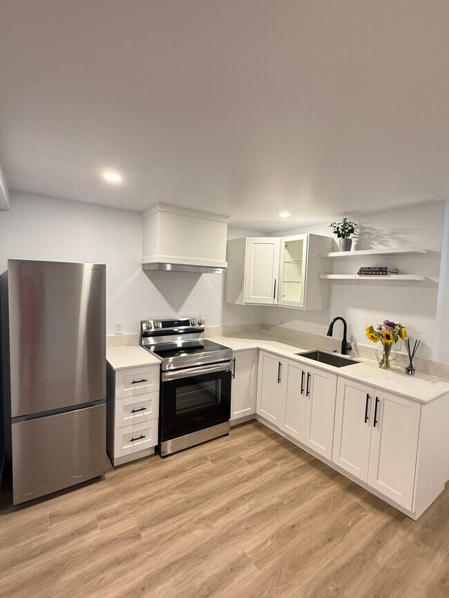 Kitchen - 1665 Teakdale Av