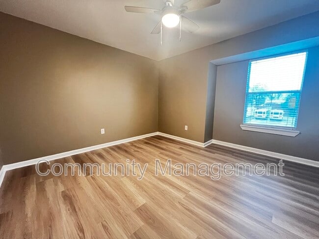 Building Photo - 2150 N Sherwood Forest Dr