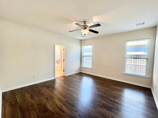 Foto del edificio - Spring semester lease ready!  Lovely 3-Bed...