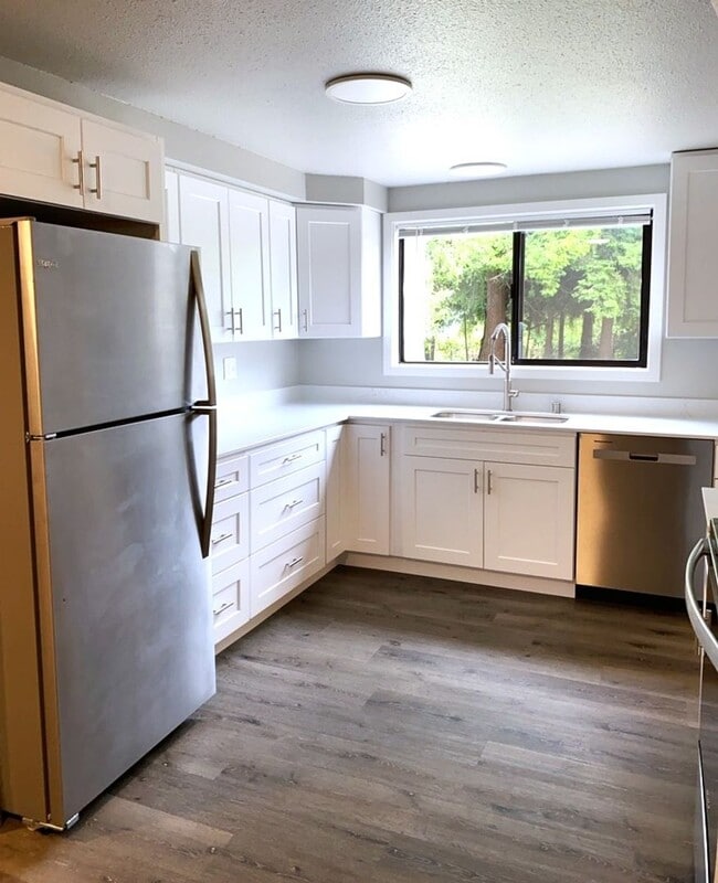 Building Photo - Newly Remodeled 3-bedroom 1 Bath, Spacious Home, All New Appliances and Flooring!