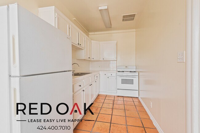Building Photo - Beautiful Studio with Lots of Natural Ligh...