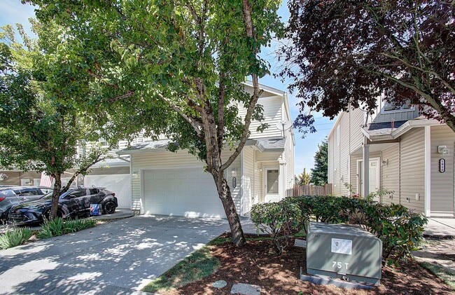 Building Photo - Beautiful Townhome- 3 Bedrooms