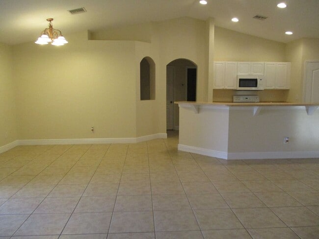 Foto del edificio - 1900 Kismet Pkwy W