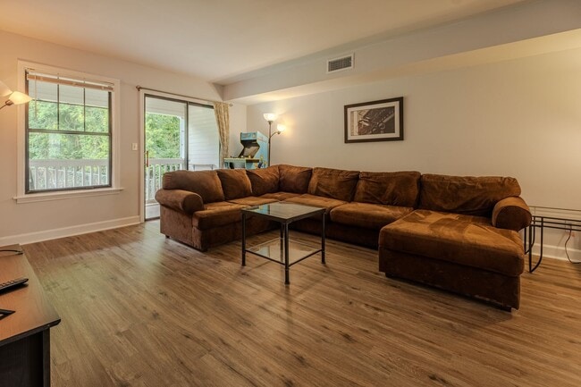 Foto del edificio - Fully Furnished 2BR/2.5BA Townhome Near UGA | Walk to Campus | Pool Community | Available Now