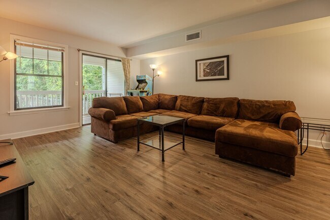 Foto del edificio - ***HALF OFF 1st Months Rent If Leased by 8/1/2026*** Fully Furnished 2BR/2.5BA Townhome Near UGA ...