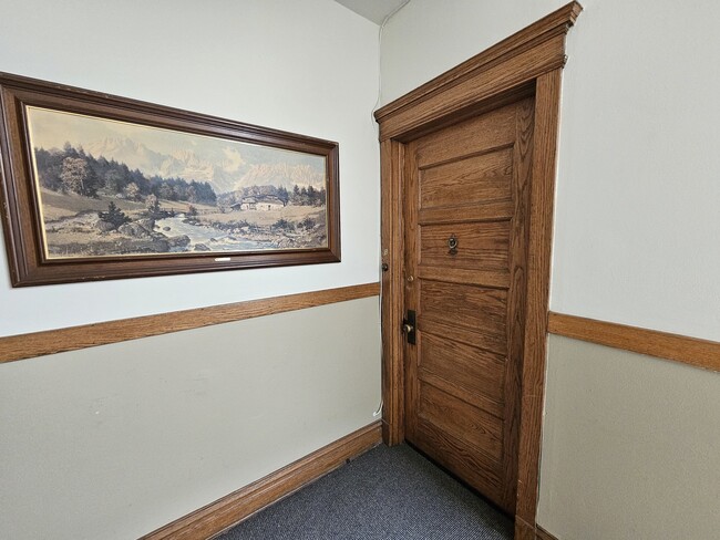 Building Photo - 3800 N Wilton Ave