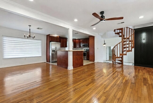 Building Photo - 2135 Mirabeau Ave