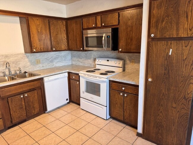 Photo - 2 bed, 1 and 1/2 baths with a 1 car garage and new countertops! cute duplex for rent near SW 89th... House