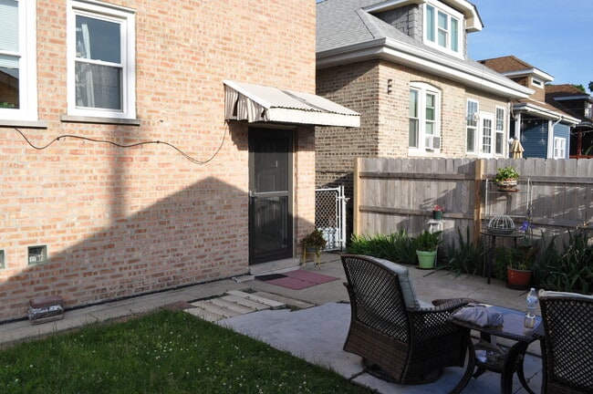 Building Photo - 2720 N Menard Ave
