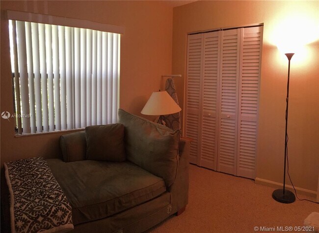 Foto del edificio - 11329 Royal Palm Blvd