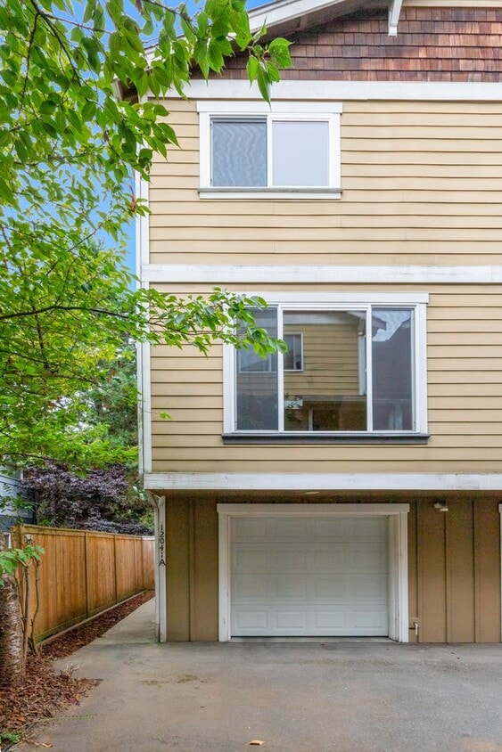 Primary Photo - 3bd/2.5ba Seattle House