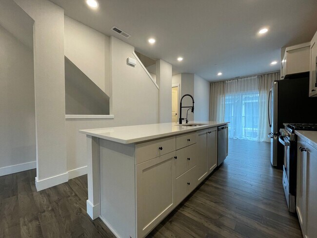 Foto del edificio - Beautiful, Bight & Modern 2Bd/2.5Ba Townhome in North Bethany! Two car attached garage, In unit l...