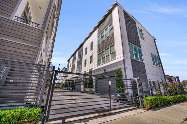 Building Photo - 9610 Riddlewood Ln
