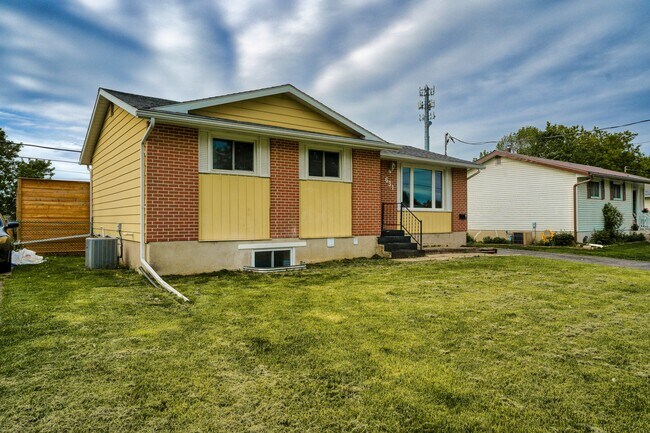 Building Photo - 631 Aylmer Crescent