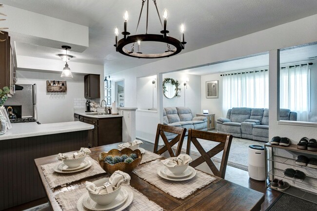 Sala de estar, comedor y cocina - Timber Ridge Apartments