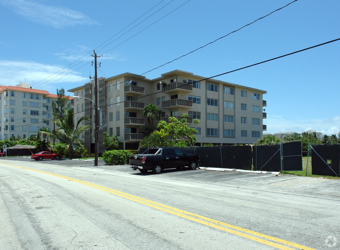 Primary Photo - Kingsley Arms Apartments