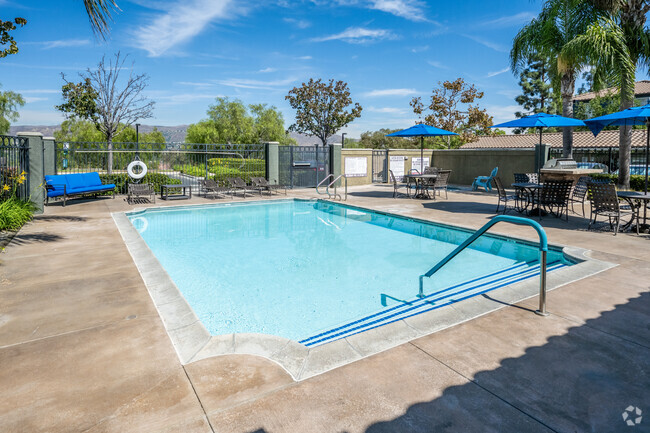 Piscina y Spa - Overlook at Anaheim Hills Apartments 55+