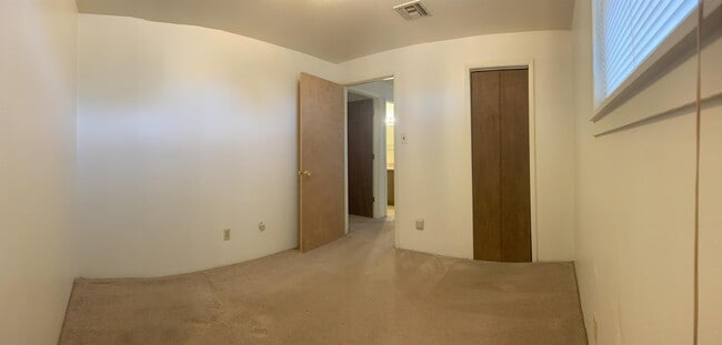 Foto del edificio - 1120 N Oak St